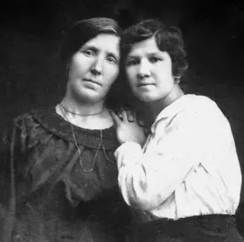 Младшие сестры матери Харитина и Анна Старший брат матери Иван Никитич - фото 3