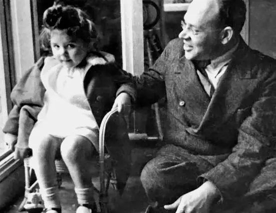 Дочь Бабеля Наташа родилась во Франции в браке с Евгенией Гронфайн 1932 С - фото 30