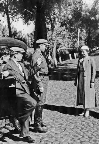 АН и Бабель в поездке по Киевщине 1935 Ко времени нашей совместной жизни - фото 58