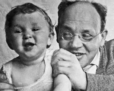 Бабель с дочерью Лидой 1937 Подрастет одевать не буду Будет ходить в - фото 76