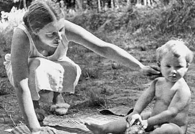 На даче в Переделкине 1938 Бабель на похоронах И Ильфа 1937 - фото 78