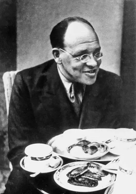 Бабель на похоронах И Ильфа 1937 Мать Бабеля и его сестра Мери Остенде - фото 79