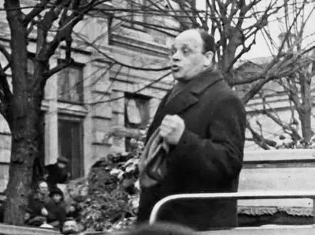 Бабель на похоронах И Ильфа 1937 Мать Бабеля и его сестра Мери Остенде - фото 80