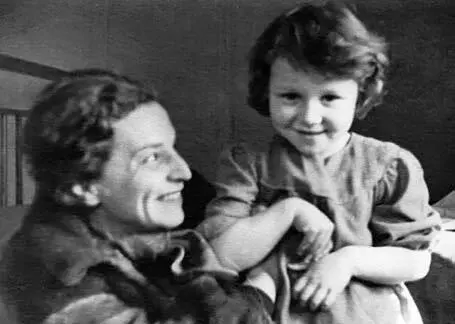 Валентина Ароновна Мильман секретарь И Эренбурга с Лидой в апреле 1941 Она - фото 88