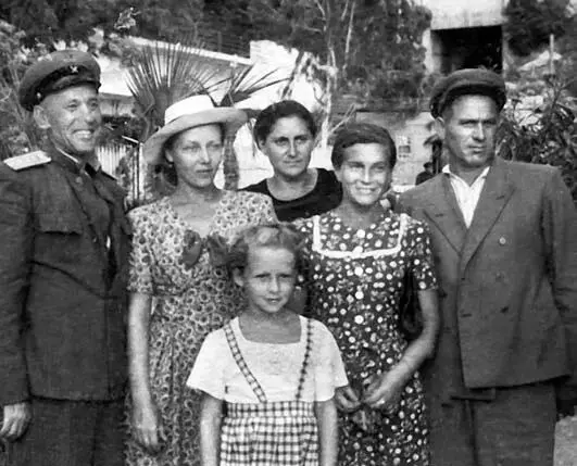Лето 1947 года на озере Рица Слева направо инженер Метростроя Г Н Корякин - фото 94