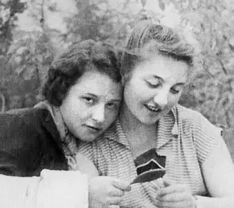 С Ириной Поповой дочерью АРэ АН за письменным столом 1970е Я пытаюсь - фото 97