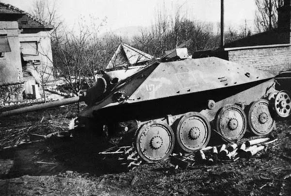 Истребитель танков Jagdpanzer 38t Hetzer подбитый в пригороде Будапешта - фото 16