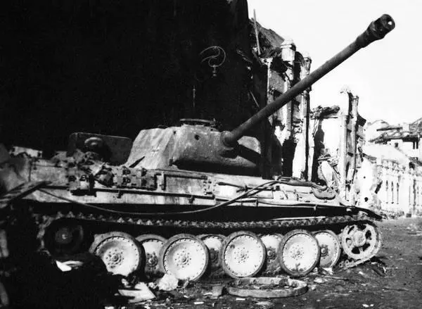 Немецкий танк PzV AusfG Panther оставленный экипажем во время боев в - фото 26