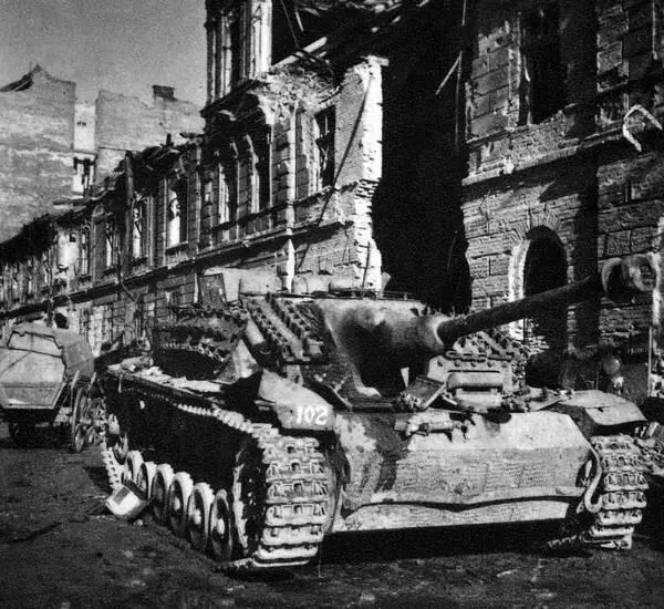 Штурмовое орудие StuG 40 оставленное экипажем на улице Будапешта Февраль 1945 - фото 27