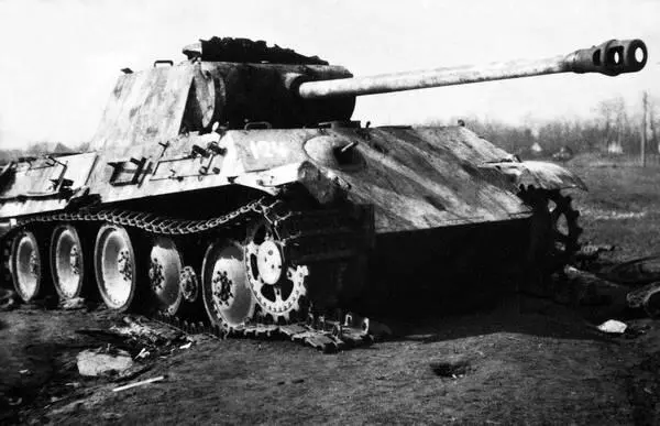 Подбитый в ходе боев в районе озера Балатон немецкий танк PzV Ausf G - фото 41