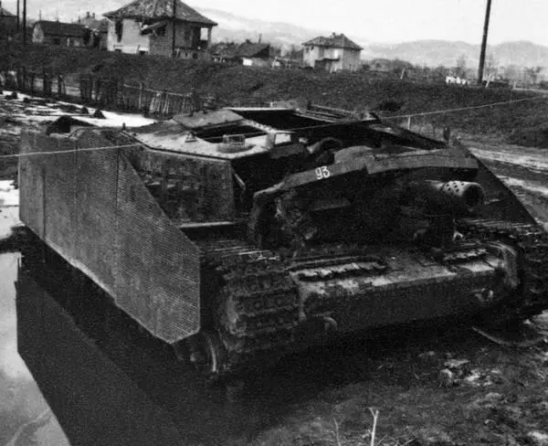 Уничтоженная в январских боях венгерская 105мм самоходная гаубица Zrinyi - фото 43