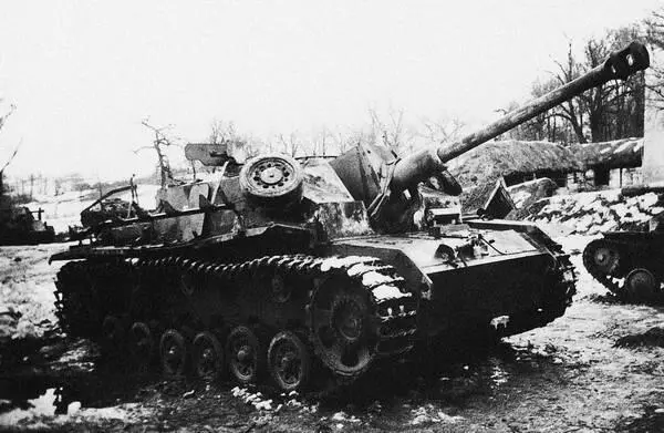 Брошенное немецкое штурмовое орудие StuG 40 Район озера Балатон февраль 1945 - фото 57