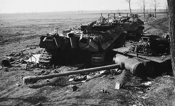 Ремонтный танк Bergepanther на базе PzV AusfА и буксируемый им танк PzV - фото 90