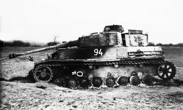 Еще одни сгоревший танк PzIV AusfJ Район озера Балатон март 1945 года На - фото 97