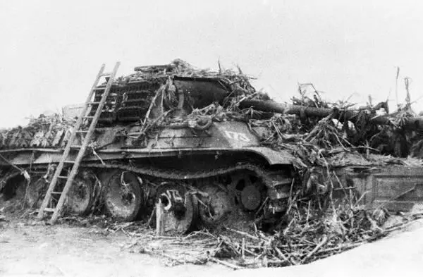Этому PzV AusfG Panther маскировка не помогла танк получил попадание в - фото 105