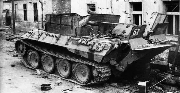 Брошенный на улице одного из населенных пунктов ремонтный танк Bergepanther на - фото 116