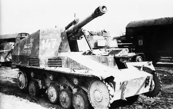 Доставленная на сборный пункт аварийных машин 105мм легкая самоходная гаубица - фото 123