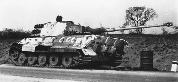 Еще один брошенный на дороге PzVI AusfВ Königstiger 509го батальона - фото 132