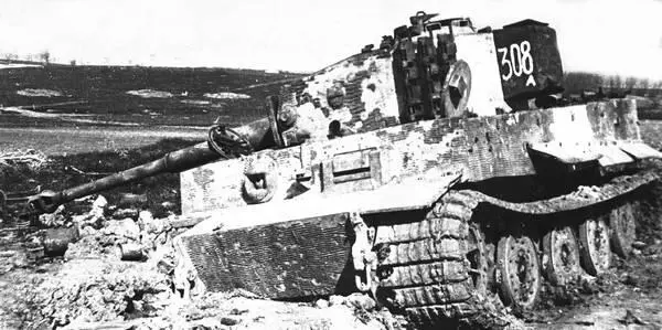 Застрявший и оставленный экипажем тяжелый танк PzVI AusfE Tiger I Район - фото 134