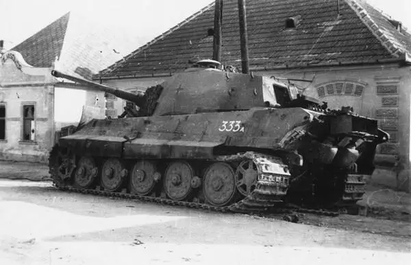 Еще один брошенный изза поломок Королевский тигр 509го батальона тяжелых - фото 136