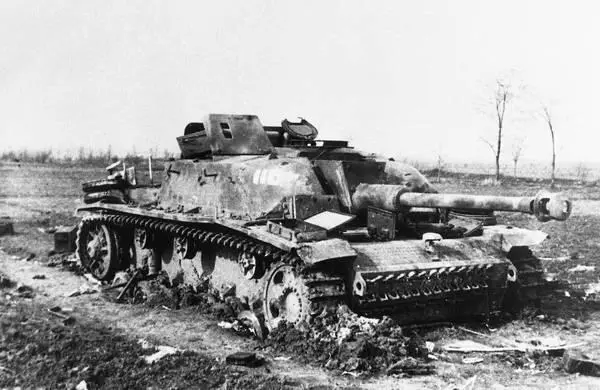 Застрявшее и оставленное экипажем штурмовое орудие StuG 40 Район озера - фото 143
