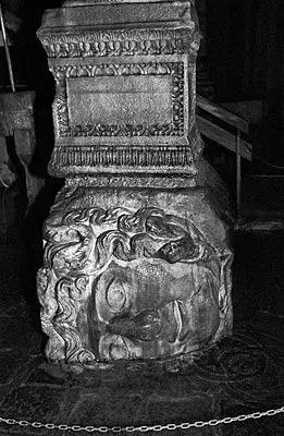Рис 150 Основание одной из колонн цистерны Базилики 336 таких колонн стоят - фото 51