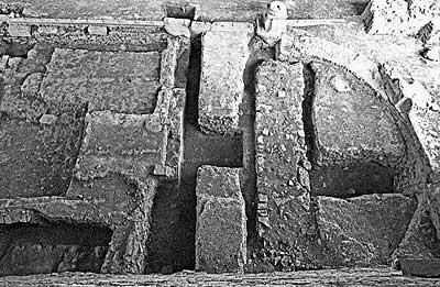 Рис 175 Алтарь епископской базилики в Стабии Фотография 2005 года Кроме - фото 77