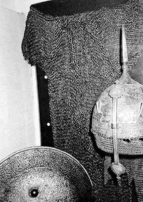 Рис 511 Русское вооружение кольчуга шлем щит Шлем и щит густо покрыты - фото 196
