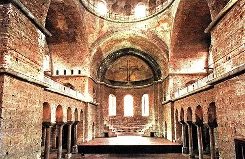 Храм святой Ирины внутри Фотография 2006 года Цистерна Базилики рядом с - фото 216