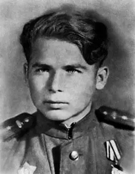 В один из таких промозглых осенних дней меня вызвал к себе в землянку ротный - фото 3