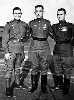 1945 год по центру Литвинов ЕМ Хорошо что сзади разорвалось в таком - фото 9