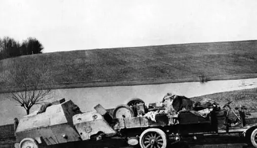 Поврежденный РуссоБалт на прицепе у грузовика Весна 1915 года РГАКФД СПБ - фото 26