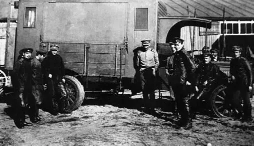 Автомастерская на шасси грузовика ПирсАрроу в походном положении 1916 год - фото 54