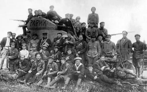 Отряд моряков охраны школы высшего пилотажа у броневика Рюрик Июль 1919 - фото 123