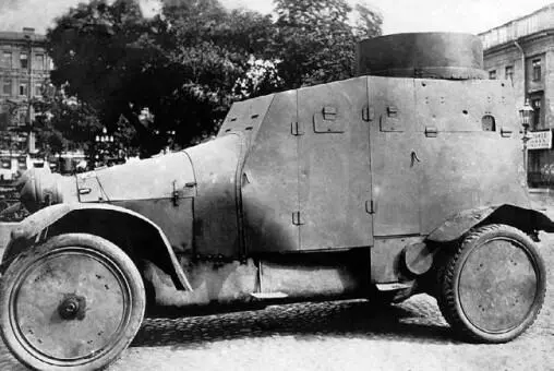 Бронеавтомобиль Мерседес на площади перед Михайловским манежем 1918 год - фото 129