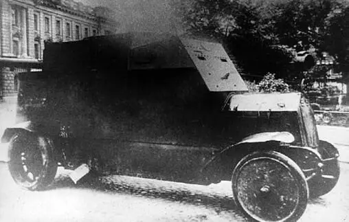 Броневик Ллойд у Михайловского манежа 1918 год Верхняя башня снята хорошо - фото 132