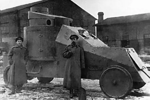 Бронеавтомобиль Уайт во дворе Ижорского завода 1915 год Хорошо видна задняя - фото 139
