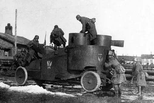 Немцы на захваченном двухбашенном Рено Весна 1918 года фото и з архива Я - фото 144
