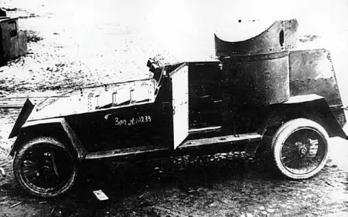 Бронеавтомобиль АрмиаМоторЛориес 1916 год На заднем плане виден - фото 161