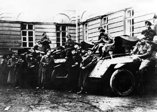 Бронемашины АрмиаМоторЛориес в Петрограде Октябрь 1917 года ЦМВС В - фото 162