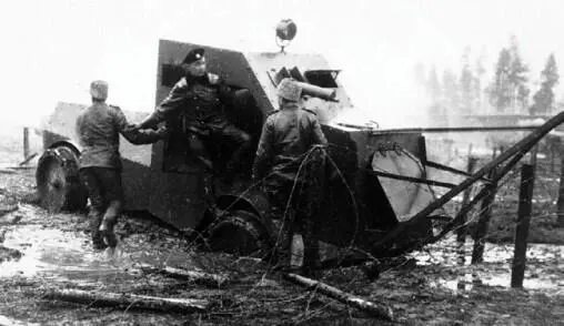 Броневой автомобиль Джеффери во время испытаний на полигоне Офицерской - фото 171