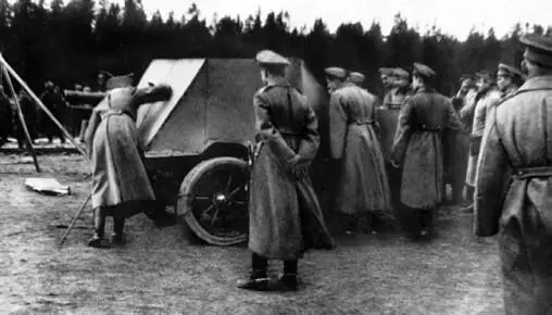 Офицеры осматривают пушечную трехколеску Октябрь 1916 года АСКМ К середине - фото 180