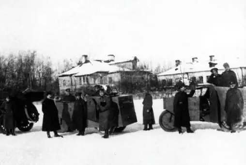Пулеметные трехколески на испытаниях 1916 год Впереди машина постройки - фото 186