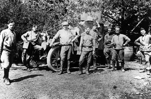 Русские и бельгийские солдаты у броневика Морс Лето 1916 года АСКМ - фото 210