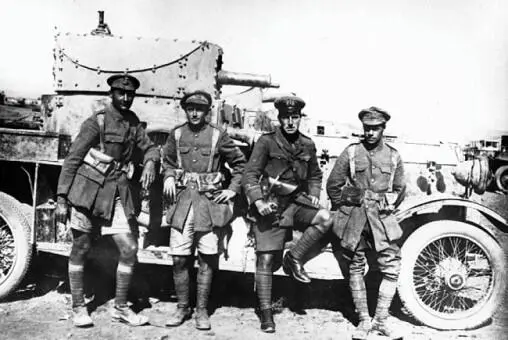 Группа английских офицеров у бронемашины РолсРойс Кавказский фронт 1916 - фото 215
