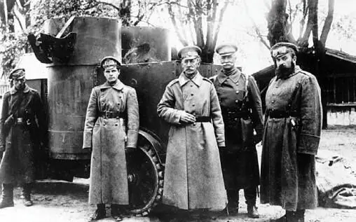 Командующий 9й армии генерал Щербачев и командир машины подпоручик Гейнрихс у - фото 234