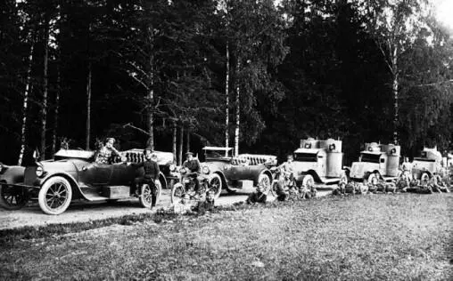 Автопулеметный взвод на фронте 1916 год Впереди две легковых машины за ними - фото 235