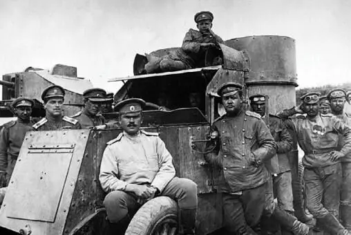 Офицеры и солдаты одного из автопулеметных взводов у бронемашин Остин 2й - фото 236
