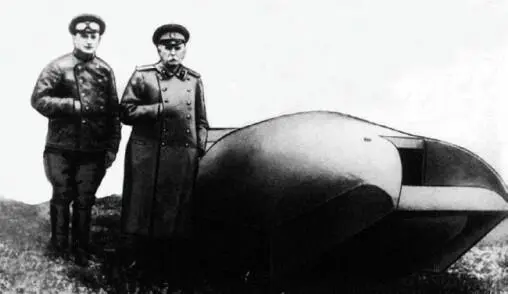 Вездеход на испытаниях 1915 год Слева стоит А Пороховщиков справа - фото 250