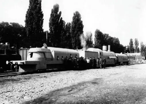 Общий вид бронепоезда Хунхуз Киев сентябрь 1915 года У состава стоят - фото 268
